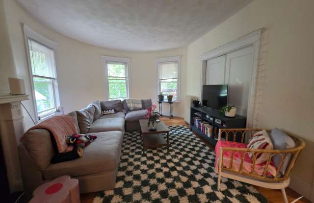 Spacious Modern Brookline 3 Bed Unit Available 9/1/26 Gallery 3