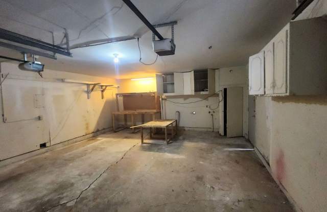 Very nice home located in the Eisenhower Village! NO PETS! Gallery 4