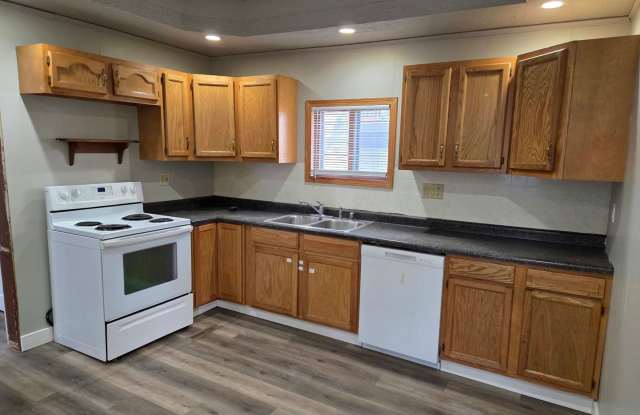 Spacious 3 Bed, 1 Bath Single Family Home! Gallery 3
