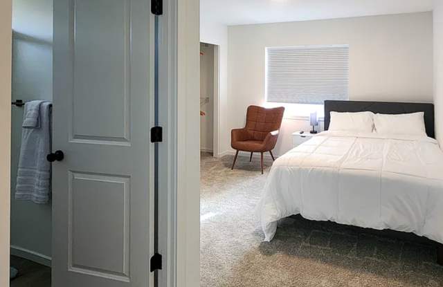 Beautiful Silverdale 2 bed, 2.5 bath Townhouse Like New Gallery 4