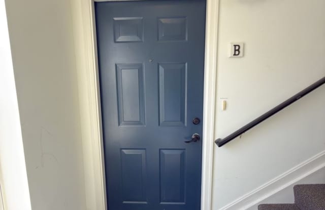 Light Filled 2 Bed 2 Bath Condo in Leesburg For Rent! Gallery 3