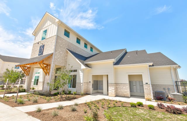 35 West at Champions Circle Apartments Gallery 2