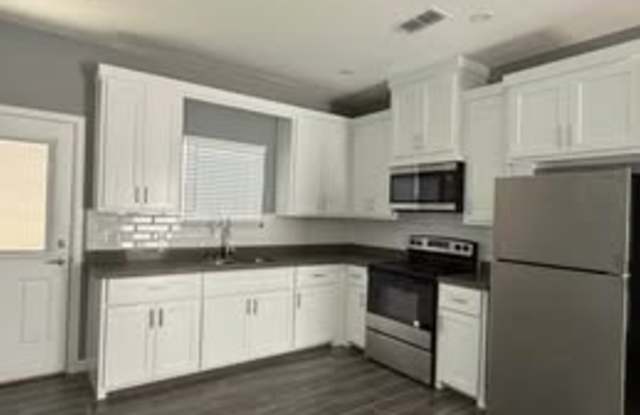 2922 W Driftwood St Gallery 4