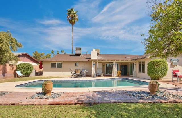 4 BEDROOM, 2 BATHROOM TEMPE HOME W/ 2 MASTER SUITES  AWESOME BACKYARD WITH PEBBLE TECH DIVING POOL! - 1815 East Concorda Drive, Tempe, AZ 85282