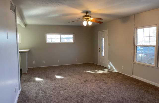 Henderson - 3 Bedrooms - 1 Baths - Corner Lot Gallery 4