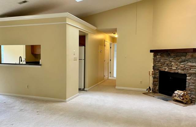 Charming 2 Bedroom/2 Bathroom Apartment Unit in Pond Condos! Gallery 4