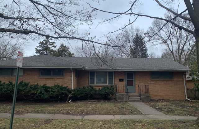 Urbana Two Bedroom/One Bathroom w/Garage Duplex photos photos