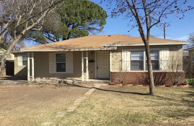 COLLEGE PROPERTY---PRE-LEASING FOR AUGUST! Amazing Updates! 3 bedroom 2 bath - 4204 41st Street, Lubbock, TX 79413