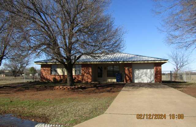 Home located in the Cache area! - 1023 E Avenue, Cache, OK 73527