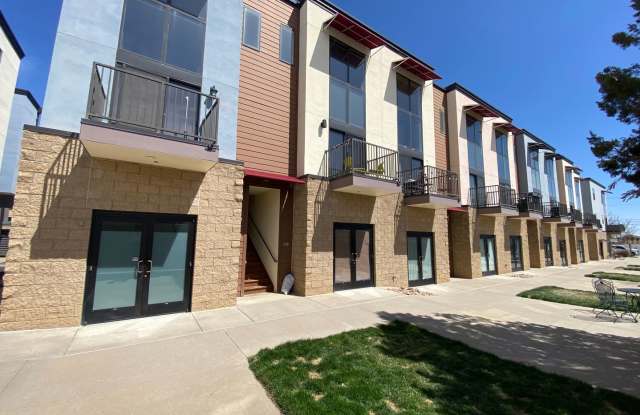 2 Bed, 2.5 Bath Townhouse with 330+ Sq Ft of Commercial/Studio Space + $500 Move-In Special! - 4645 Broadway, Boulder, CO 80304