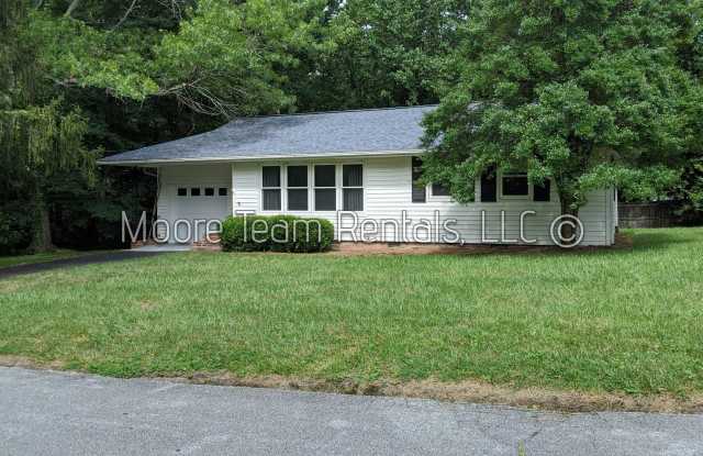 2 Bedroom House - Flat Yard with Beautiful Lawn & Large Screened in Porch photos photos