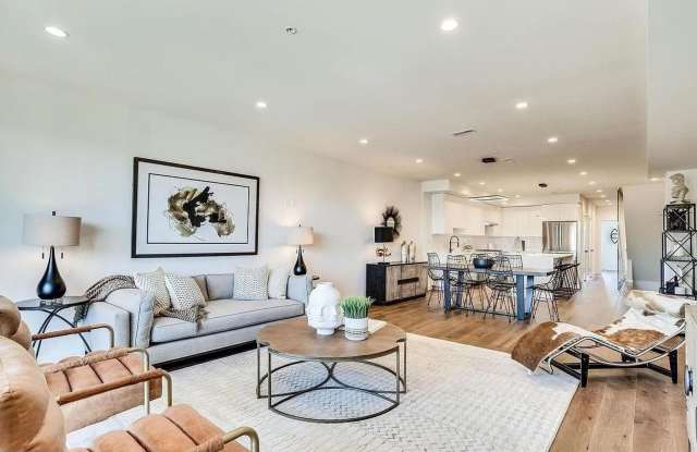 LUXURY 3 BED 3.5 BATH WITH PARKING & ROOF DECK Gallery 4