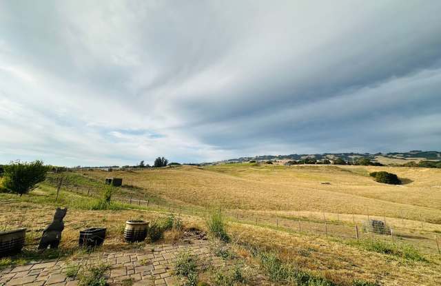 Serene 2-Bedroom Mountain Retreat with Stunning Views photos photos