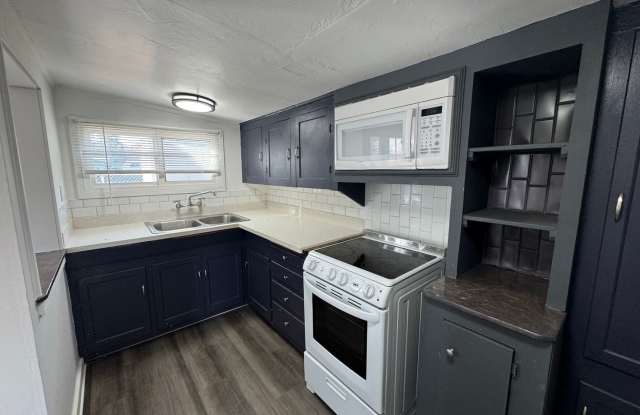 MOVE IN SPECIAL!!!  2BR/1BA House w/ bonus room available FOR RENT NOW! photos photos