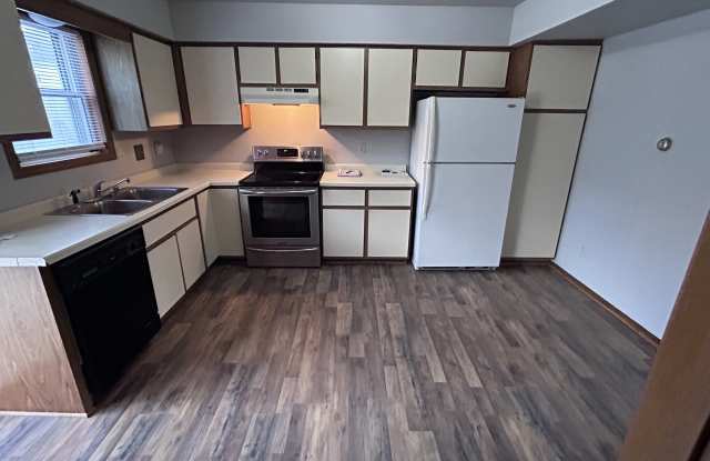 425 E Monroe Ave - 425 East Monroe Avenue, Hartford, WI 53027