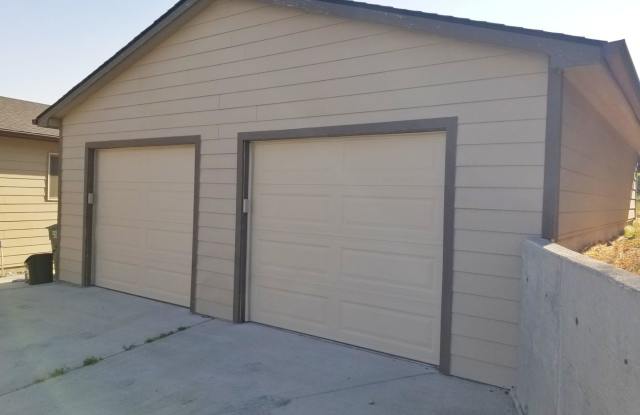 Newer 2 Bedroom 1 Bathroom with a View - 912 South Main Street, Pendleton, OR 97801