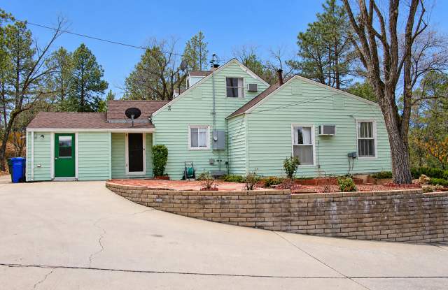 Prescott 3BR Home with Loft, Fenced Area & Detached Garage Gallery 3