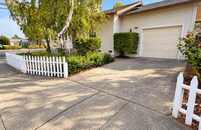 Charming 2-Bedroom Home, Close to Downtown Sonoma! Gallery 1