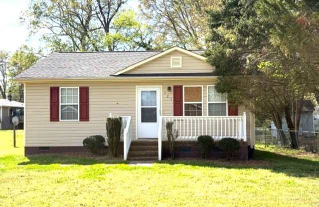 ~ Cute 2-Bedroom Home w/fenced back yard! ~ - 525 Texas Avenue, Burlington, NC 27217