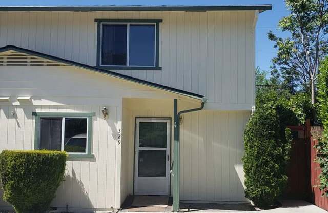East Medford - 3 bed 1.5 bathroom 2 story duplex photos photos