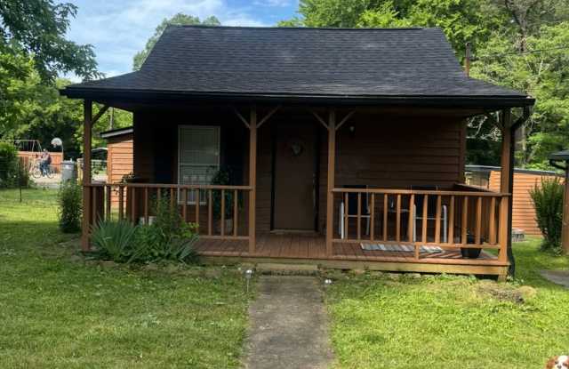 Knoxville 37920 - Showings begin July 1, 2024! 2 bedroom, 1 bath home - Contact Lisa Vineyard or Shannon Russell (865)216-9334 - 1100 Drive D, Knoxville, TN 37920