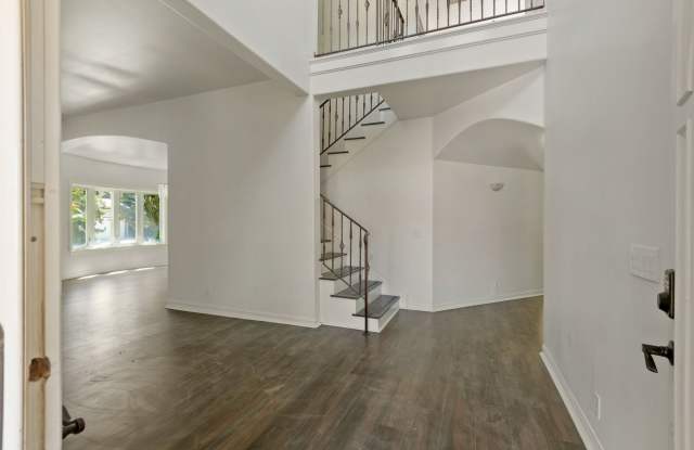 Elegant 5-Bedroom Estate with Pool in Prime Woodland Hills photos photos Elegant 5-Bedroom Estate with Pool in Prime Woodland Hills photos photos
