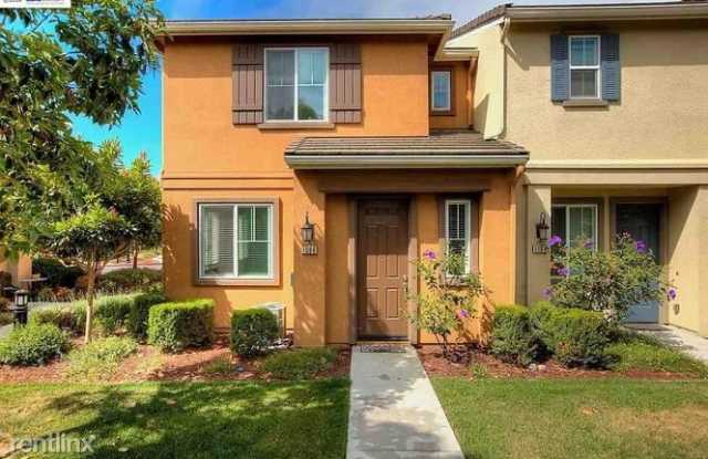 1008 Old Oak Ln - 1008 Old Oak Ln, Hayward, CA 94541