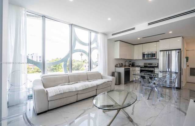 8425 Crespi Boulevard Gallery 4