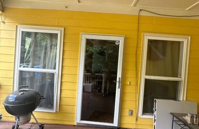 Large 4 Bedroom, 3 bathroom house near Downtown NOT OPEN FOR 2027 PRE LEASE Gallery 4