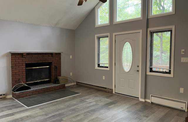 5031 Woodbridge Drive E Gallery 3