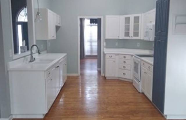 115 Broadleaf Point: 3BR / 2BA, 4-Sided Brick Ranch-Style Home on Front Sloping Lot in Cul-de-sac with Neighborhood HOA. Fenced Yard, Attached 2-Car Garage. AVAILABLE NOW! Gallery 4