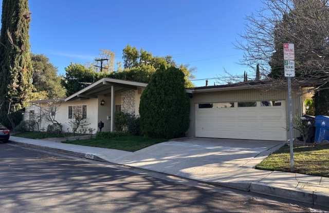 Beautiful 3 Bedroom 3 Bath Encino Ranch Style House w/pool, yard + attached 2-car garage - 15710 Dickens Street, Los Angeles, CA 91436