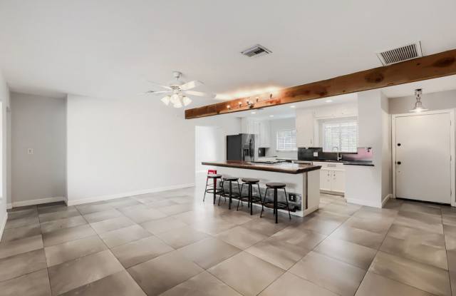Spacious 4 bedroom house near Arcadia! Available NOW! Gallery 4