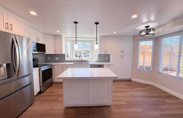 Beautifully Remodeled 3bd/2.5ba Townhome in Crest of Calavera! Gallery 4