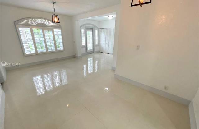 1608 NE 2nd Ct Gallery 4