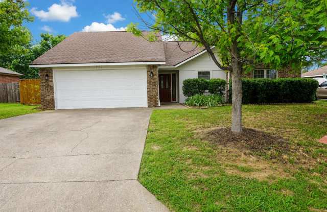 3 Bedroom / 2 Bath home in Bentonville - Walk to Bentonville High School! photos photos