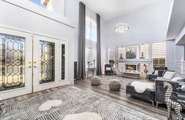 Luxury Living in Guard-Gated Royal Highlands! Gallery 4