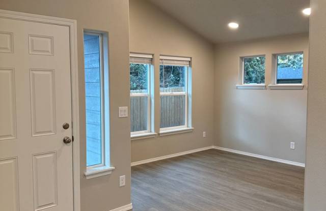 Brand New 2 Bdrm House Near Old Mill, All Appliances including Washer/dryer, Air Conditioning, Quiet Neighborhood Gallery 3