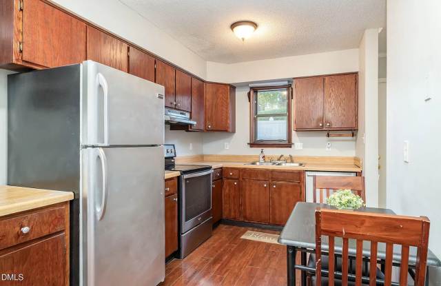 Room in 3 Bedroom Home at Sandy Creek Dr Gallery 4