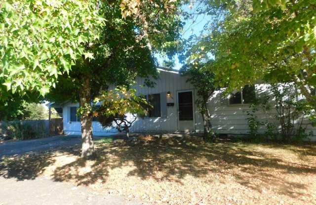 Spacious 3/Bedroom-1-1/2Bathroom Home In Frendly Area - 1121 West 25th Avenue, Eugene, OR 97405