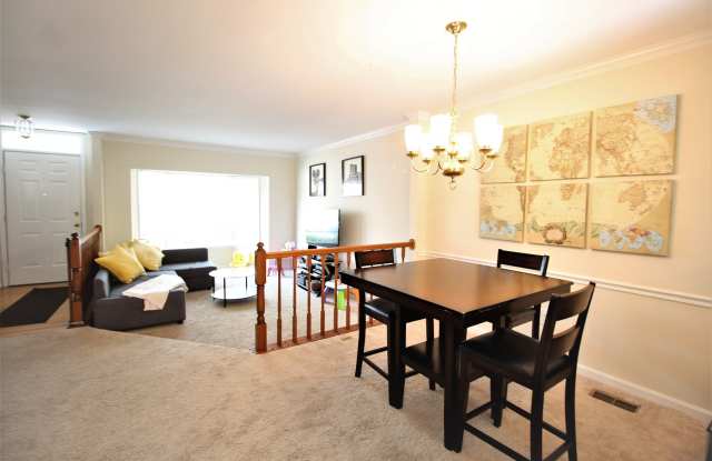 Fabulous Three Bedroom Three Level Townhome in the Heart of Kingstowne! Gallery 3