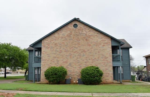 801 Treadwell Ct Apt B - 801 Treadwell Ct, Hurst, TX 76053