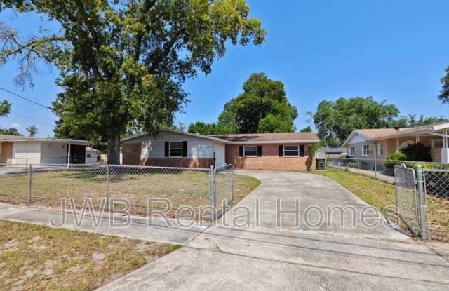 5833 Jaguar Dr W - 5833 Jaguar Drive West, Jacksonville, FL 32244