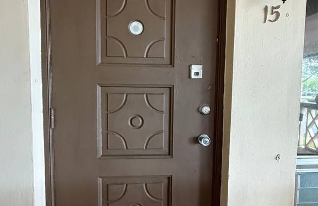 Spacious 2BR/1BA with Assigned Parking in Hollywood Gallery 3