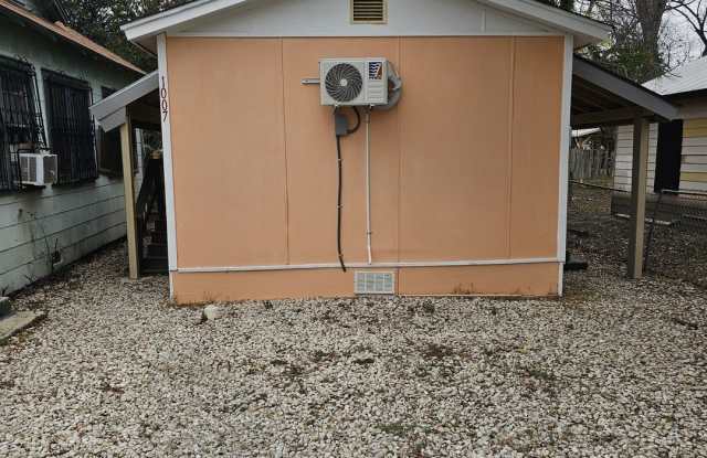 1005 Center unit: 2 photos photos