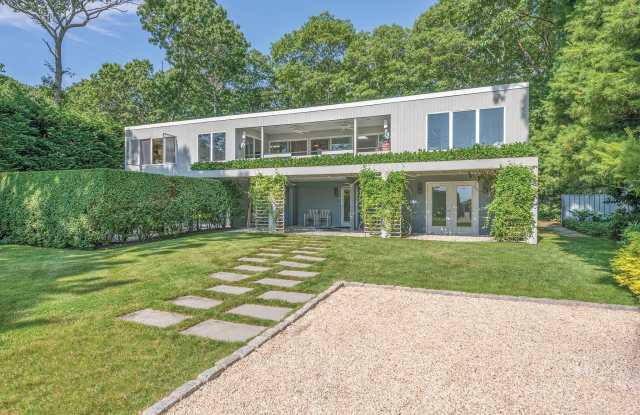 1039 Springs Fireplace Road Gallery 2