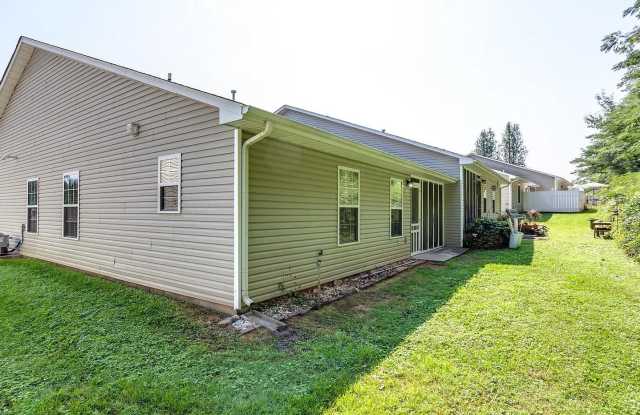 2bd/2ba end unit available now! Gallery 4