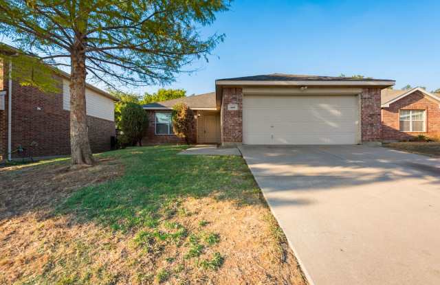 Spacious 3 Bedroom in Saginaw - 600 Condor Trail, Saginaw, TX 76131