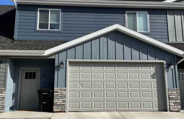 Amazing 3 bed, 2.5 bath with 2 car garage townhome! photos photos