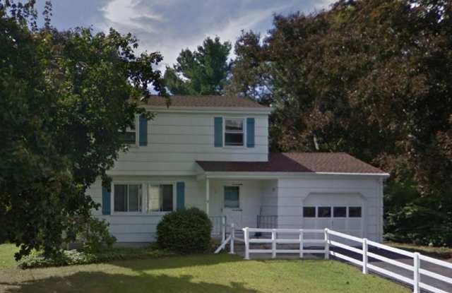 Colonial home close to Mogehan - 2 Scenic Drive, New London County, CT 06382